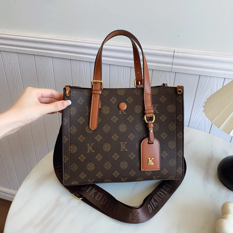 Женская большая сумка в дизайнерском стиле 2025 года, винтажный кошелек на плечо с принтом, просторный регулируемый ремень через плечо с верхней ручкой
Женская большая сумка в дизайнерском стиле 2025 года, винтажный кошелек на плечо с принтом, просторный регулируемый ремень через плечо с верхней ручкой