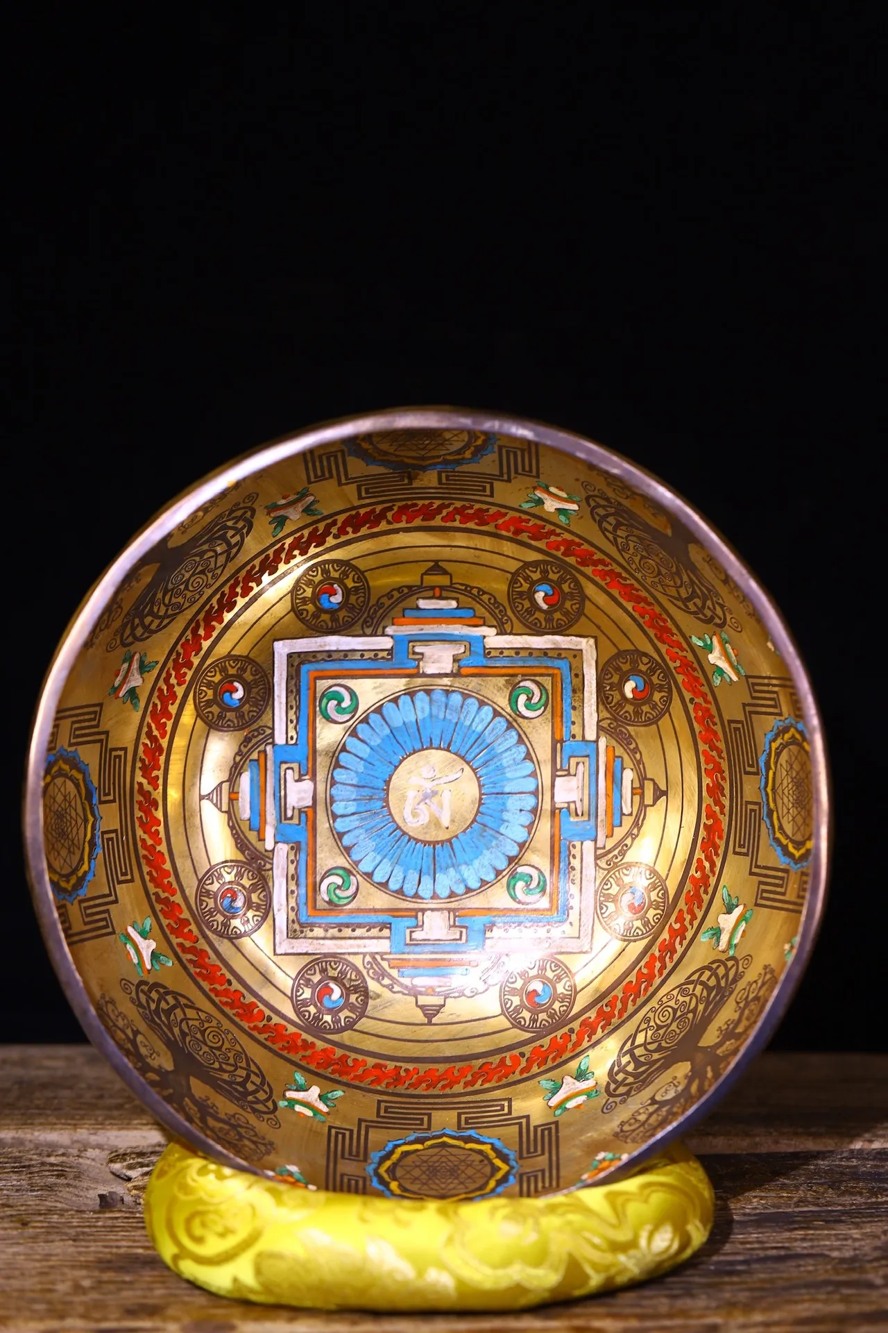 12"Tibetan Temple Collection Old Bronze Painted Buddhist Scripture Board Pattern Buddhist Music Bowl Worship Hall Town house
12"Tibetan Temple Collection Old Bronze Painted Buddhist Scripture Board Pattern Buddhist Music Bowl Worship Hall Town house