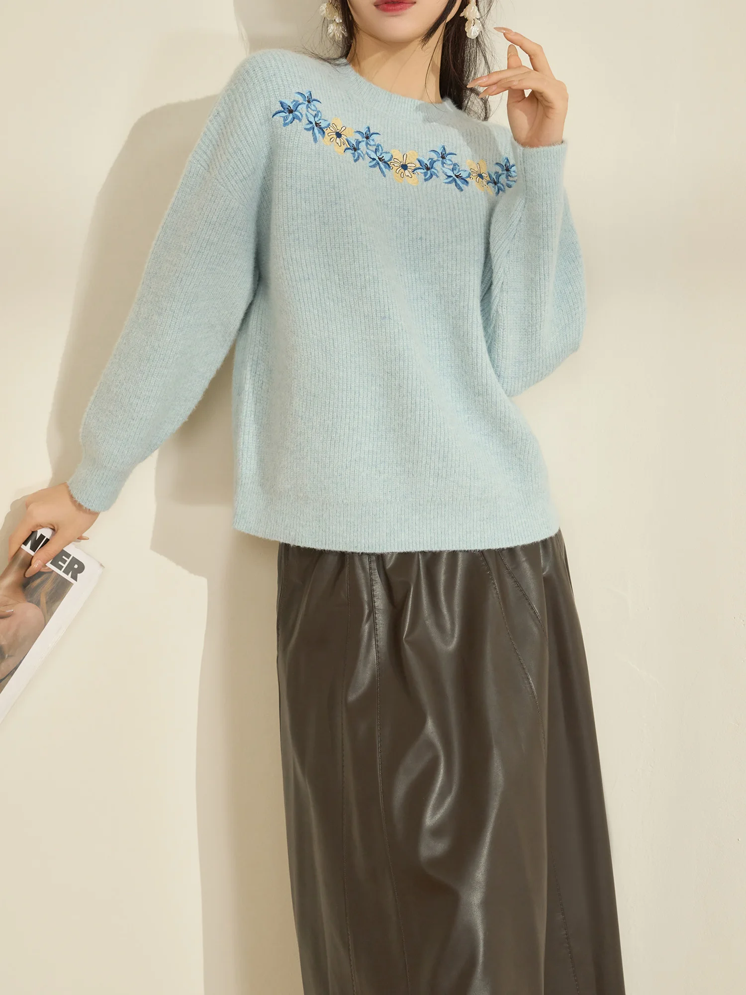 Flowing Era Winter Lazy Loose Blue Embroidered round Ne Knitted Sweater Women's Sle Inner Wear High-End Feeling Camere
Flowing Era Winter Lazy Loose Blue Embroidered round Ne Knitted Sweater Women's Sle Inner Wear High-End Feeling Camere