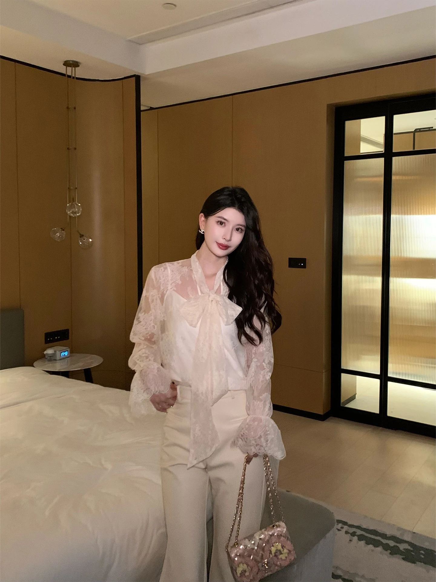 Kun Total White Sandalwood Bell Sve Lace irt Women's V-ne Spring Faionable Straight Cut Long Sve Nylon Fabric irt
Kun Total White Sandalwood Bell Sve Lace irt Women's V-ne Spring Faionable Straight Cut Long Sve Nylon Fabric irt