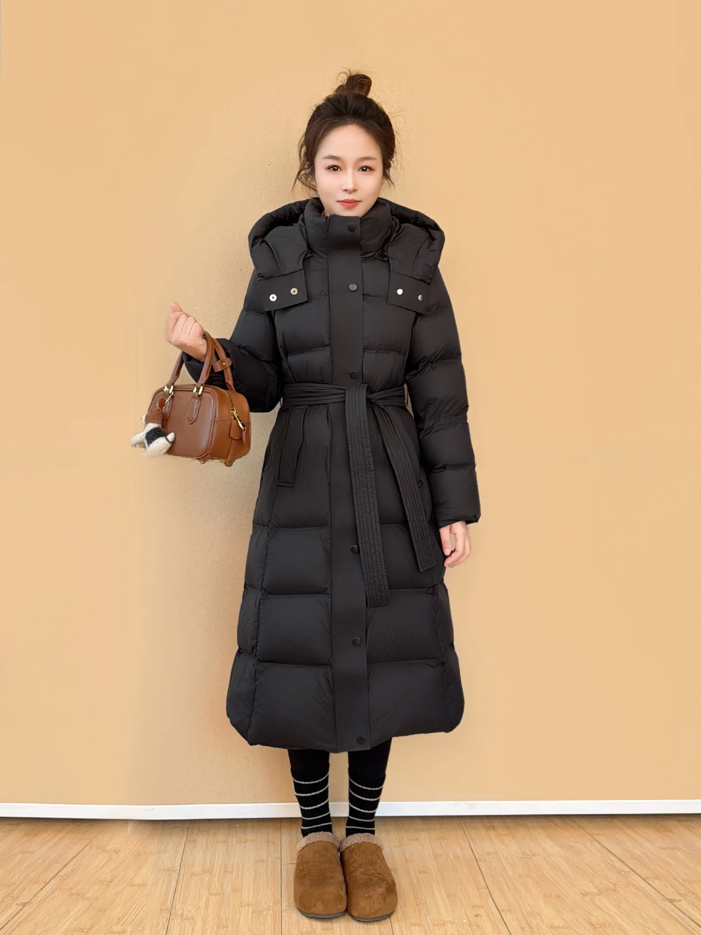 Женское стеганое пальто с капюшоном, утепленное пухом, с поясом, удлиненное, в корейском стиле, свободного кроя, для повседневной носки
Женское стеганое пальто с капюшоном, утепленное пухом, с поясом, удлиненное, в корейском стиле, свободного кроя, для повседневной носки