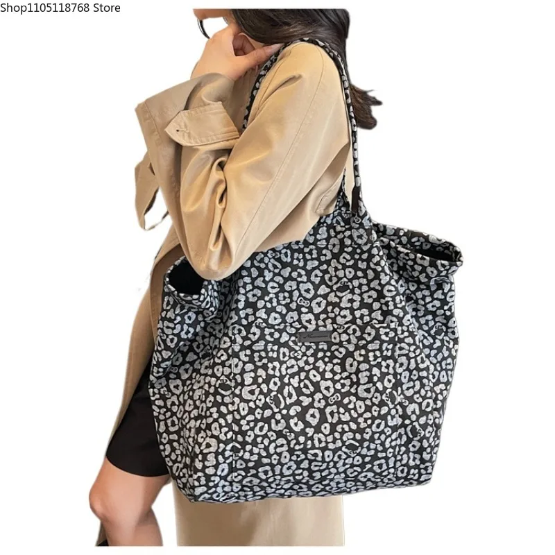 Women Casual Fashion Large Capacity Shoulder Bags Retro Leopard Pattern Stylish Design Super Cool Tote Bags
Women Casual Fashion Large Capacity Shoulder Bags Retro Leopard Pattern Stylish Design Super Cool Tote Bags