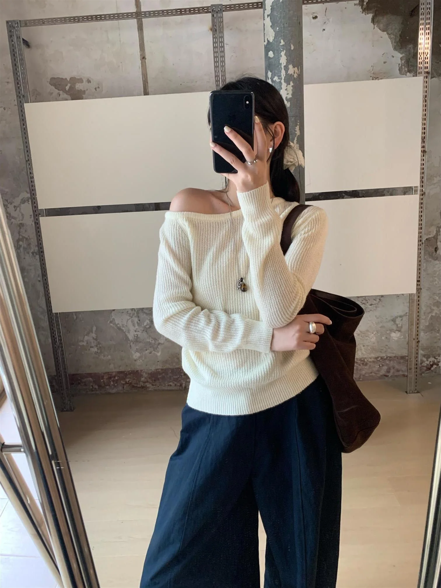 Корейский асимметричный вязаный свитер на одно плечо для женщин, свободный, облегающий, с эффектом стройности, свитер-топ без рукавов
Корейский асимметричный вязаный свитер на одно плечо для женщин, свободный, облегающий, с эффектом стройности, свитер-топ без рукавов