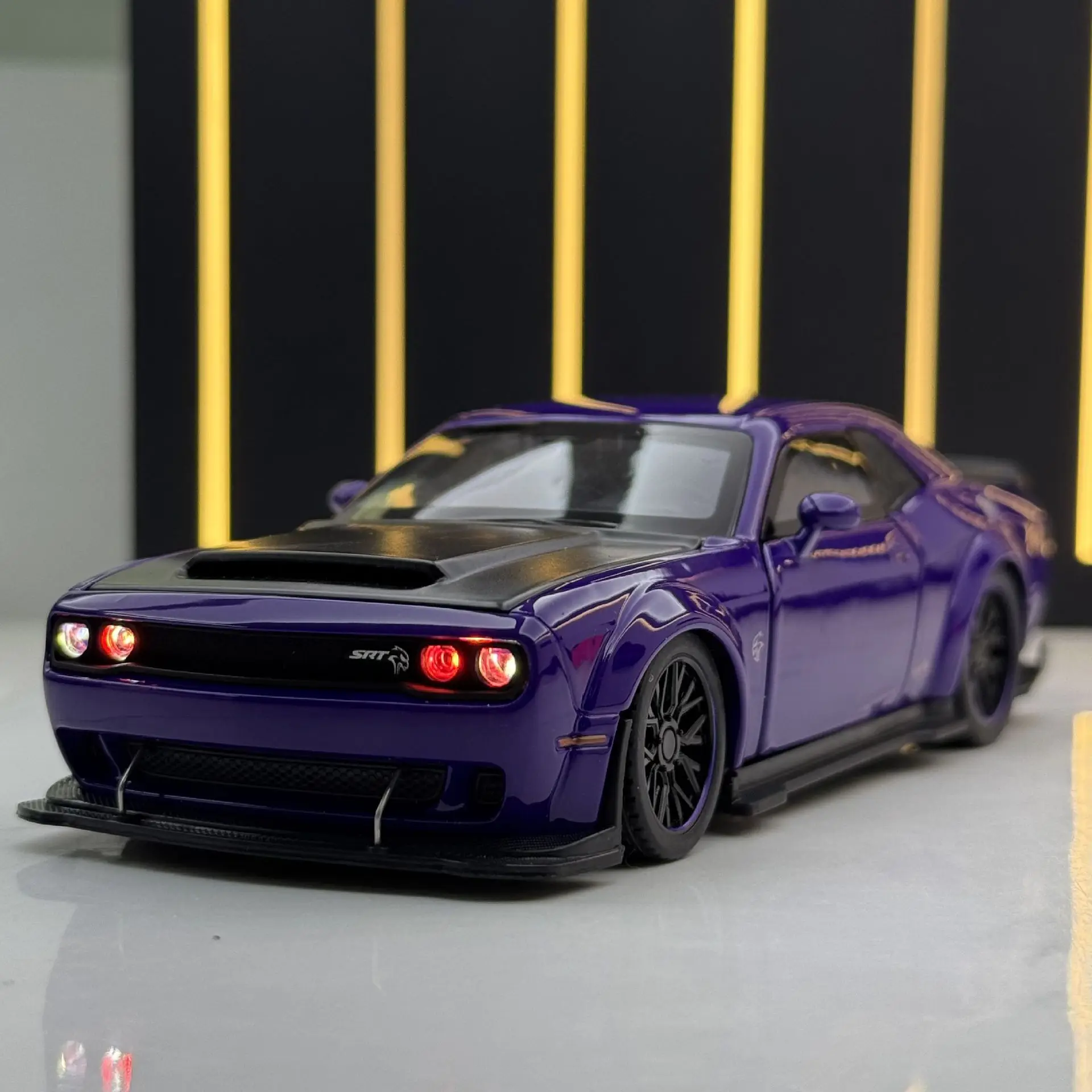 1:32 Dodge Challenger SRT Hellcat Muscle Car Alloy Model Simulation Sound Light Children's Toy Collectibles Birthday gift toy
1:32 Dodge Challenger SRT Hellcat Muscle Car Alloy Model Simulation Sound Light Children's Toy Collectibles Birthday gift toy