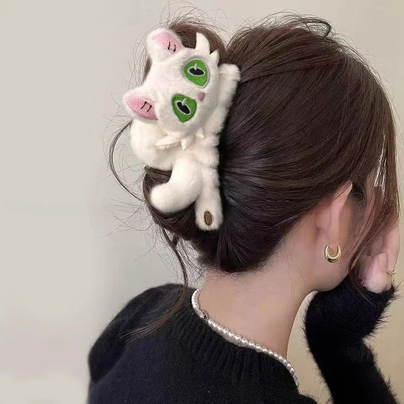 Kapibara plush grab clip female back head hairpin cute girl half tie hair shark clip headgear 2025 autumn and winter
Kapibara plush grab clip female back head hairpin cute girl half tie hair shark clip headgear 2025 autumn and winter