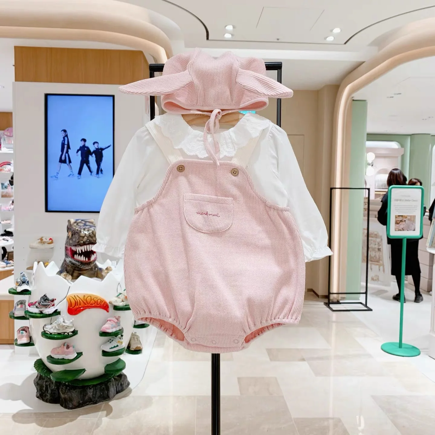 2PCS Baby Bunny Ear Outfit Set Peter Pan Collar Cotton Shirt + Pink Overalls Romper + Bonnet 3PCS ( Order One Size Up)
2PCS Baby Bunny Ear Outfit Set Peter Pan Collar Cotton Shirt + Pink Overalls Romper + Bonnet 3PCS ( Order One Size Up)