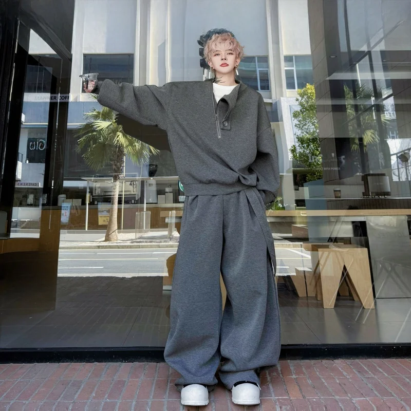 Комплект: худи на молнии с эффектом двухслойности и широкие брюки (весна 2026). Мужской дизайнерский комплект из плотной ткани, свободный крой, молодежный стиль.
Комплект: худи на молнии с эффектом двухслойности и широкие брюки (весна 2026). Мужской дизайнерский комплект из плотной ткани, свободный крой, молодежный стиль.