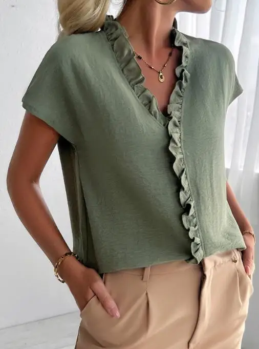 Casual and Minimalist Black Fungus Edge Short Sleeved Women's Shirt for Spring/summer 2025
Casual and Minimalist Black Fungus Edge Short Sleeved Women's Shirt for Spring/summer 2025