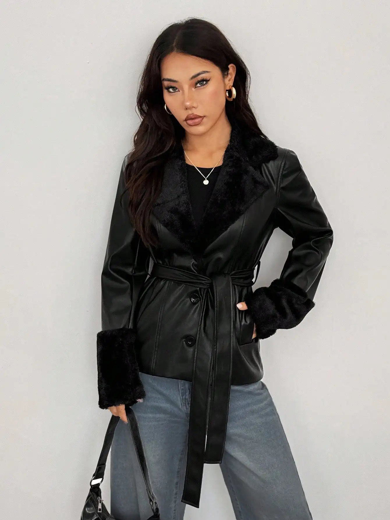 Женская черная куртка из искусственной кожи с отделкой из искусственного меха и поясом для осенне-зимнего сезона
Женская черная куртка из искусственной кожи с отделкой из искусственного меха и поясом для осенне-зимнего сезона