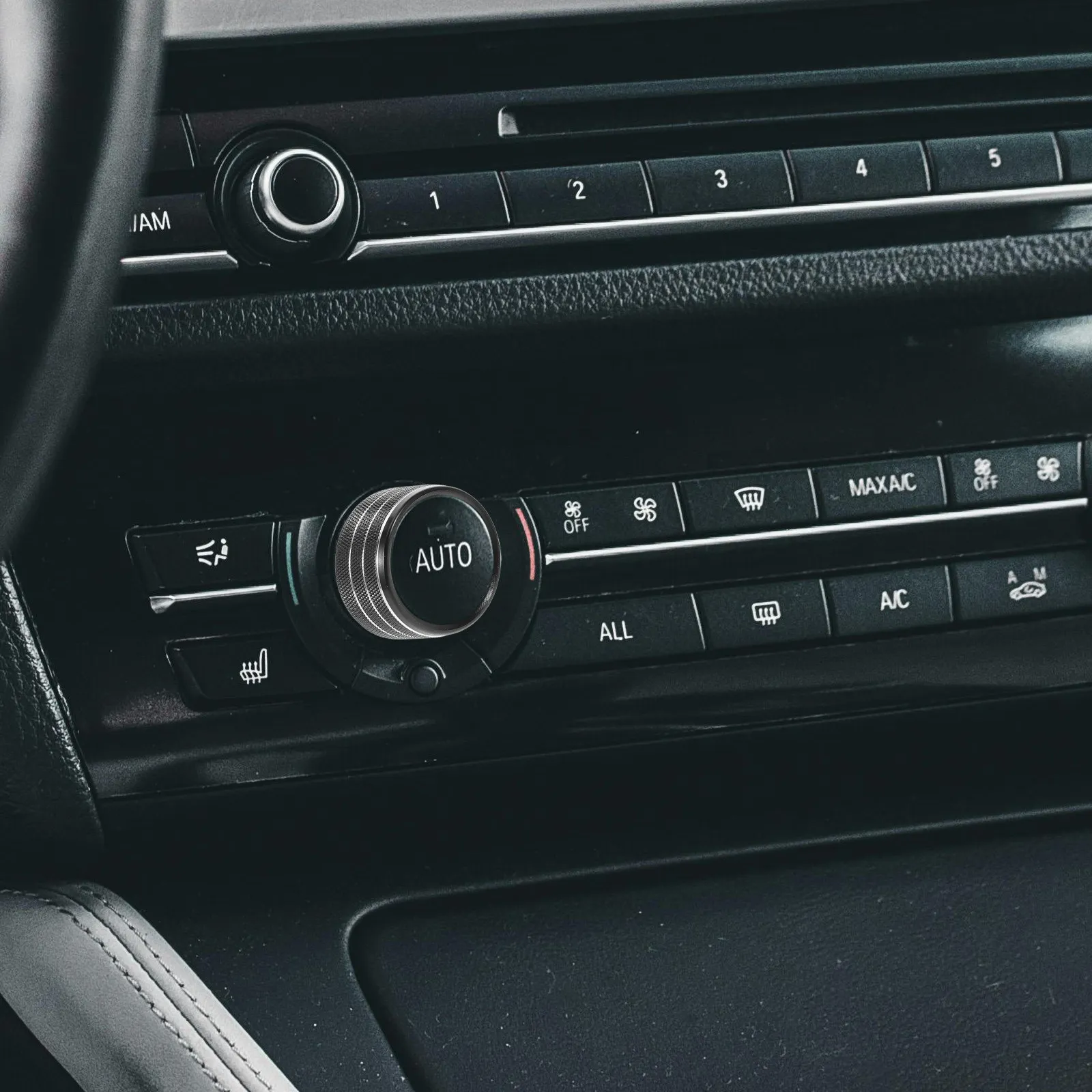 Комплект из 3 накладок на ручки управления климат-контролем, алюминиевые, гладкие, долговечные, универсальные, для салона автомобиля
Комплект из 3 накладок на ручки управления климат-контролем, алюминиевые, гладкие, долговечные, универсальные, для салона автомобиля