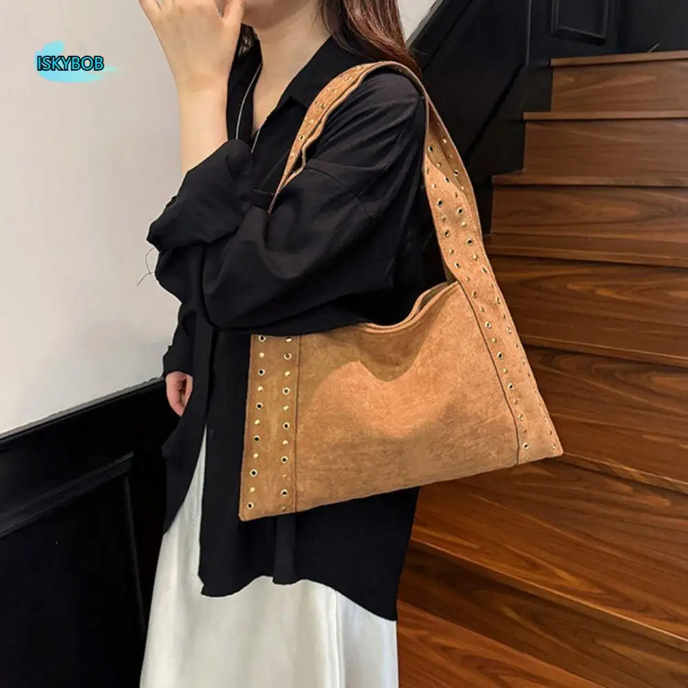 Замшевые сумки на плечо из искусственной кожи с заклепками, большая вместимость, ретро, американский стиль, стиль локомотива, сумка подмышки, модный дизайн
Замшевые сумки на плечо из искусственной кожи с заклепками, большая вместимость, ретро, американский стиль, стиль локомотива, сумка подмышки, модный дизайн
