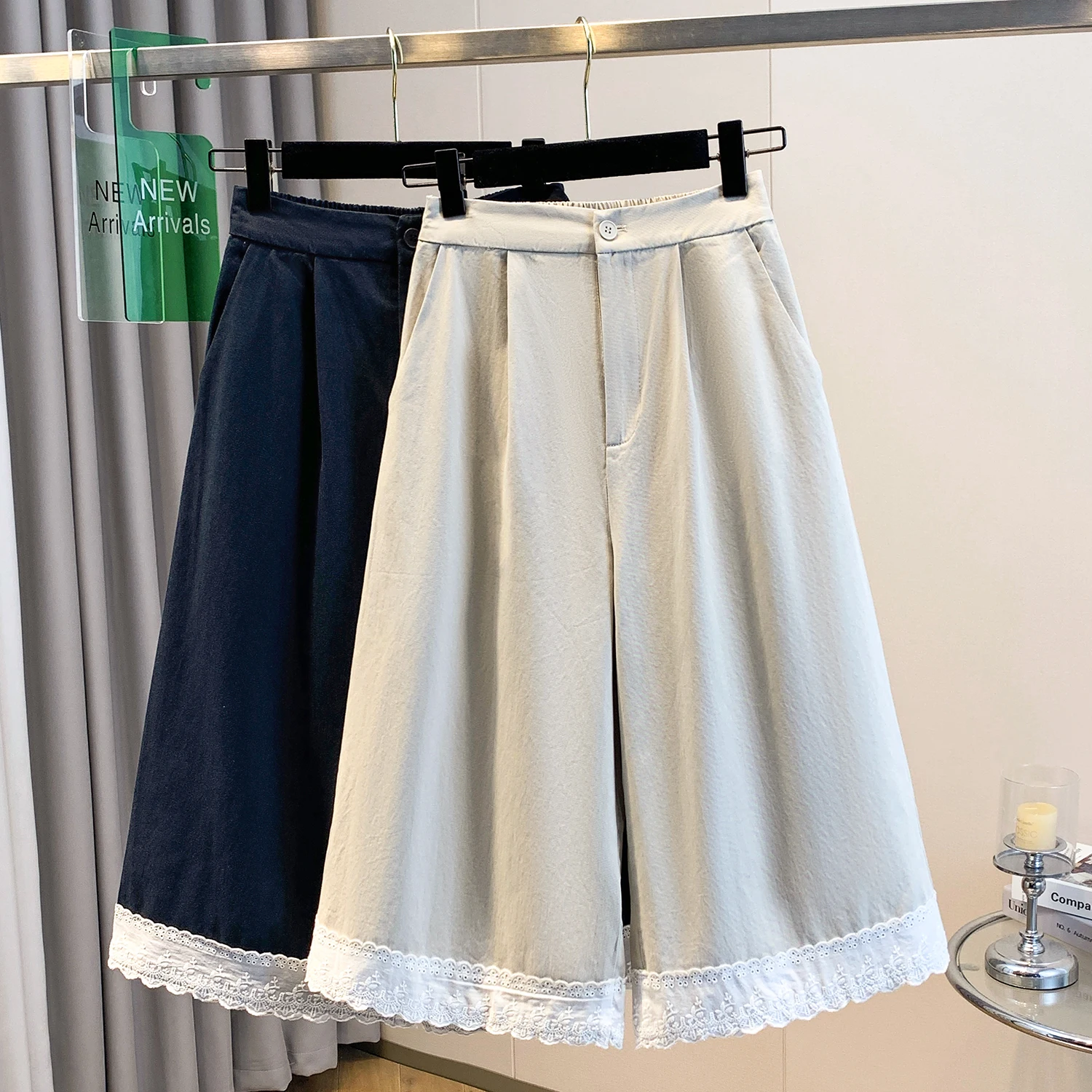 Высокая талия, широкие брюки с кружевной отделкой, хлопковая талия, летние новые сезонные женские брюки больших размеров, повседневные брюки восемнадцать 
Высокая талия, широкие брюки с кружевной отделкой, хлопковая талия, летние новые сезонные женские брюки больших размеров, повседневные брюки восемнадцать