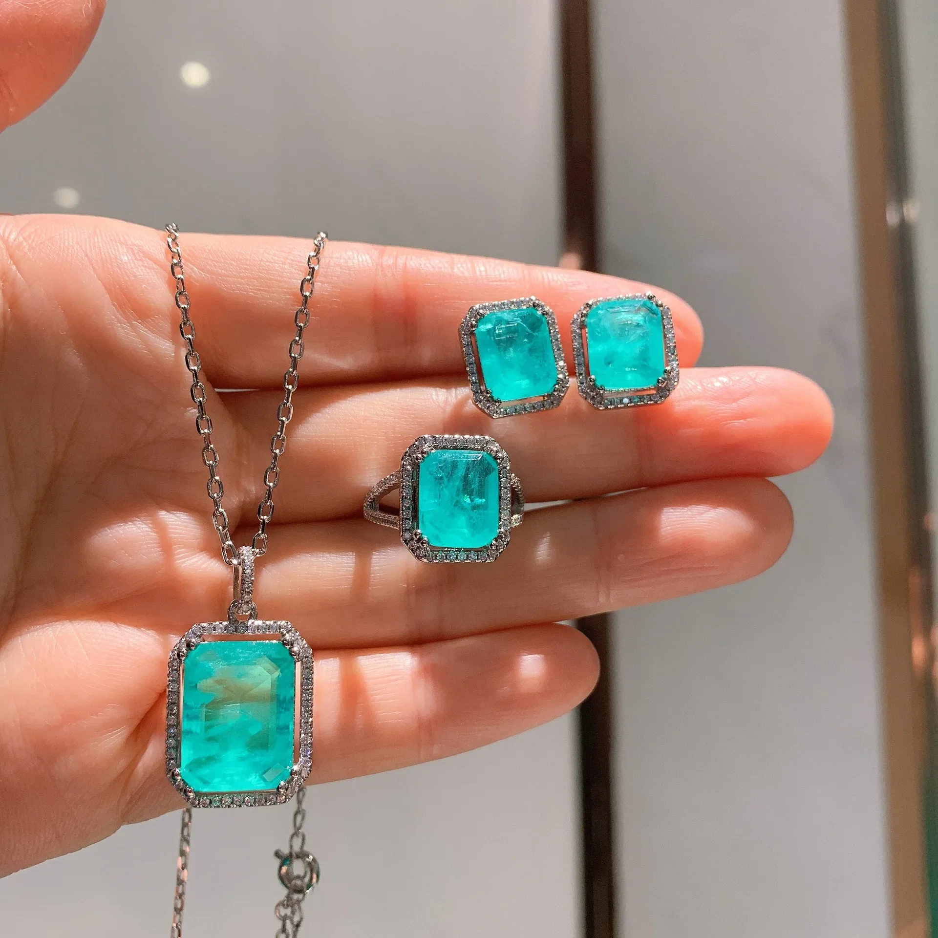SRJewelry European and American Style Simulation Palaiba Ring Earring Necklace Set 9 * 11 Pendant 12 * 16
SRJewelry European and American Style Simulation Palaiba Ring Earring Necklace Set 9 * 11 Pendant 12 * 16
