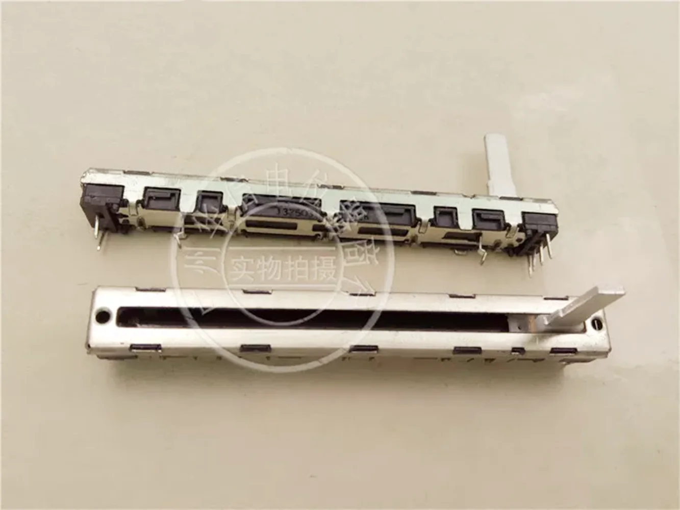 Original new 100% 75MM mixing console pusher dual potentiometer Z503X2 Z50K handle length 15MMC (SWITCH)
Original new 100% 75MM mixing console pusher dual potentiometer Z503X2 Z50K handle length 15MMC (SWITCH)