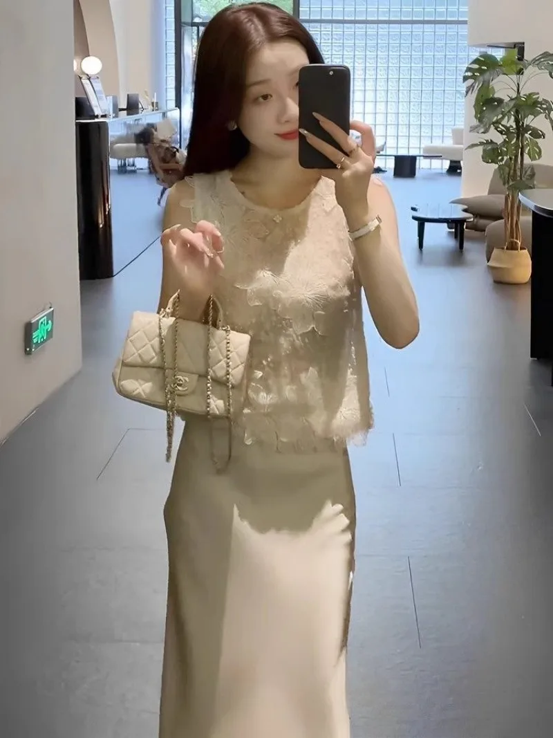 New High End Flower Embroidery Women's Two Piece Set Summer Sleeveless Vest Lace Splicing Top + Slim Satin Mermaid Skirt Suit
New High End Flower Embroidery Women's Two Piece Set Summer Sleeveless Vest Lace Splicing Top + Slim Satin Mermaid Skirt Suit