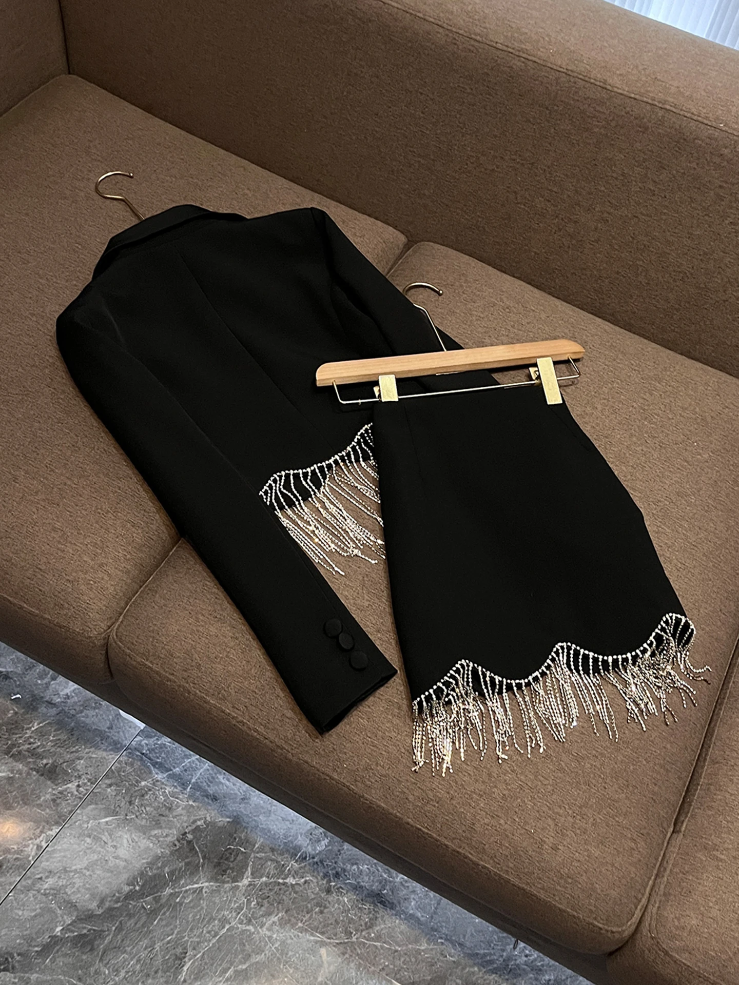 Fall Winter New Style Fashionable Design Heavy Work Fringe Suiting Jacket And Halter Skirt Two Piece Set Women's Business Wear
Fall Winter New Style Fashionable Design Heavy Work Fringe Suiting Jacket And Halter Skirt Two Piece Set Women's Business Wear