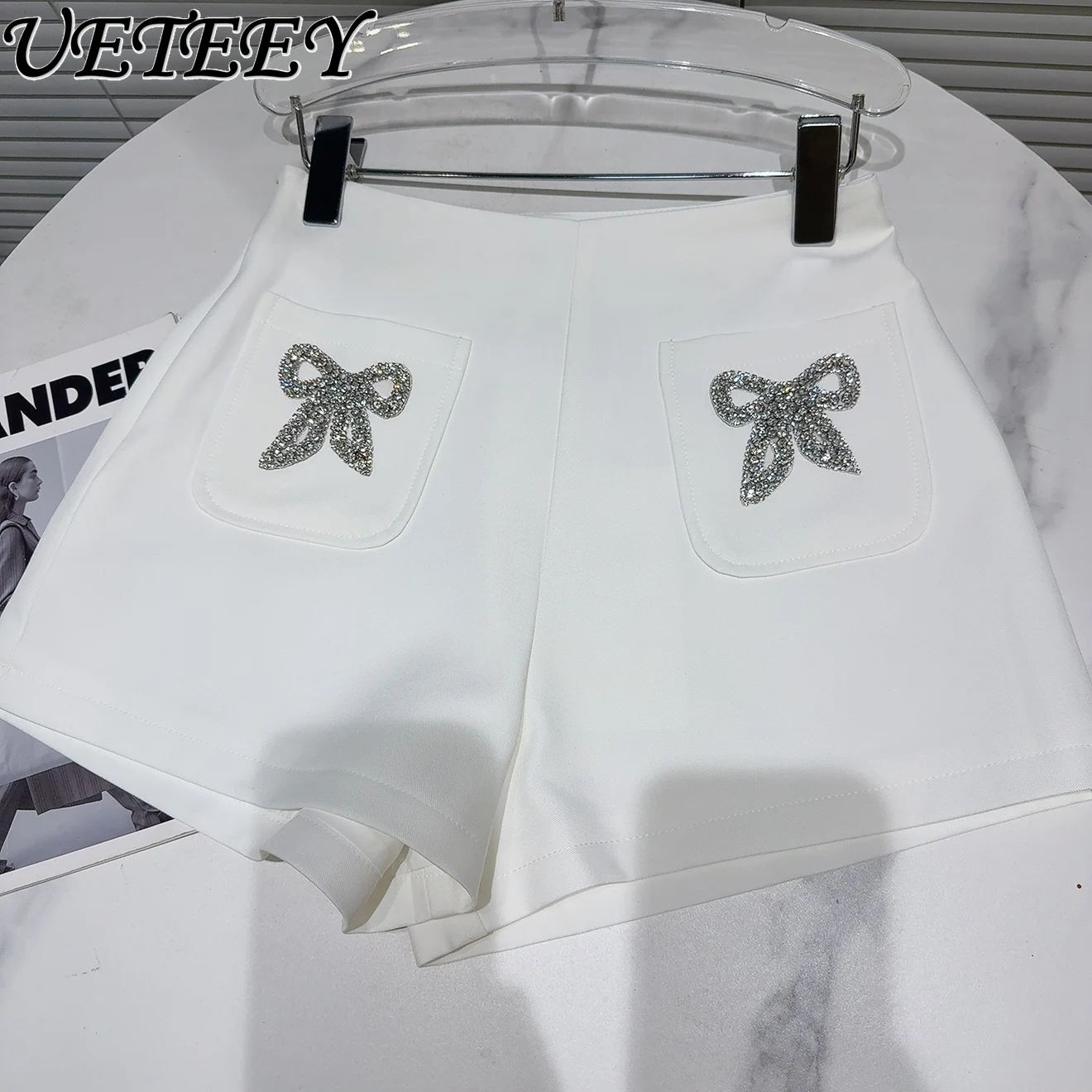 2025 spring summer new niche temperament rhinestone bow pocket three-point shorts fashion slim black shorts women's hot pants
2025 spring summer new niche temperament rhinestone bow pocket three-point shorts fashion slim black shorts women's hot pants