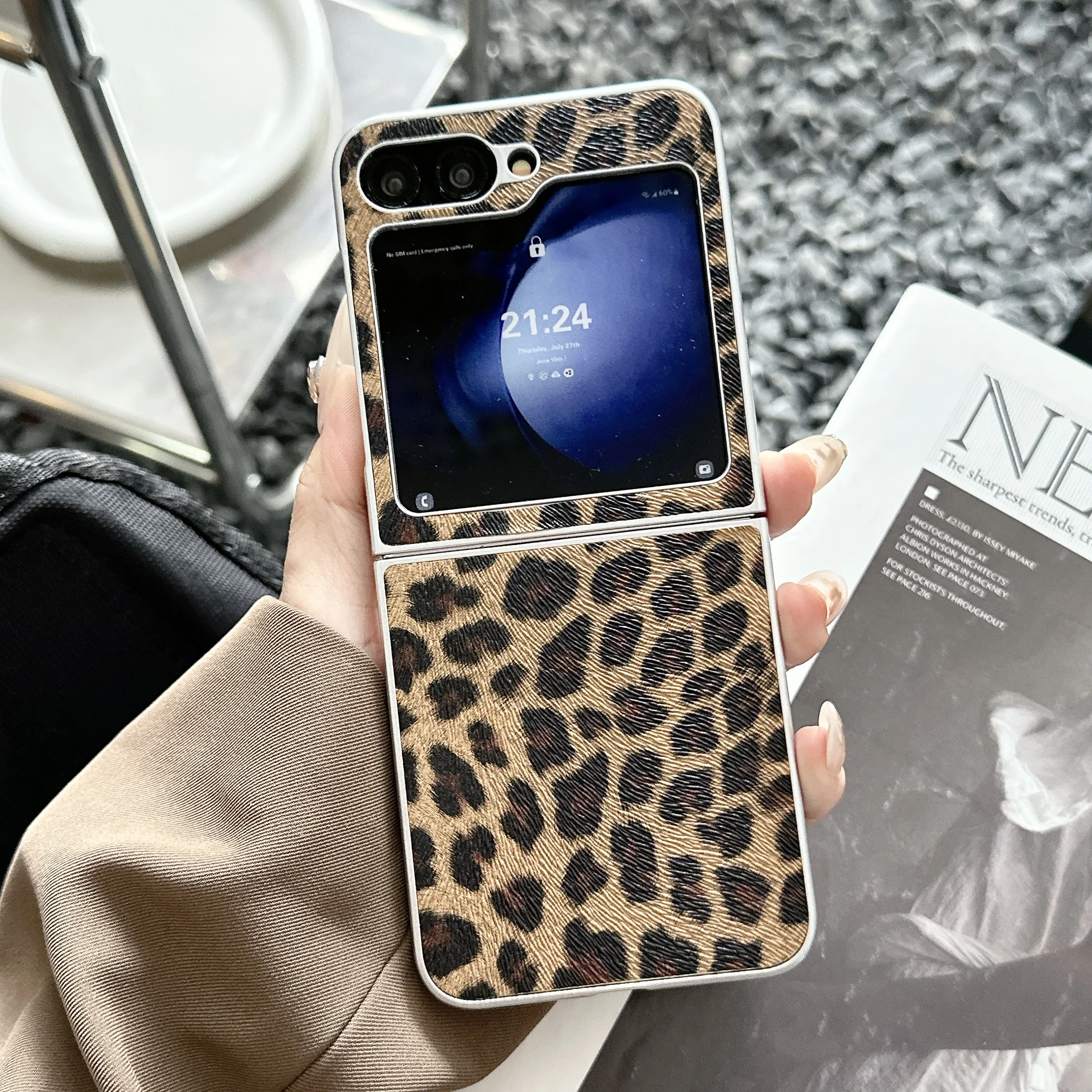 Luxury Silver Plating Leopard Grain Plastic Case For Samsung Galaxy Z Flip 3 4 5 6 Cover
Luxury Silver Plating Leopard Grain Plastic Case For Samsung Galaxy Z Flip 3 4 5 6 Cover
