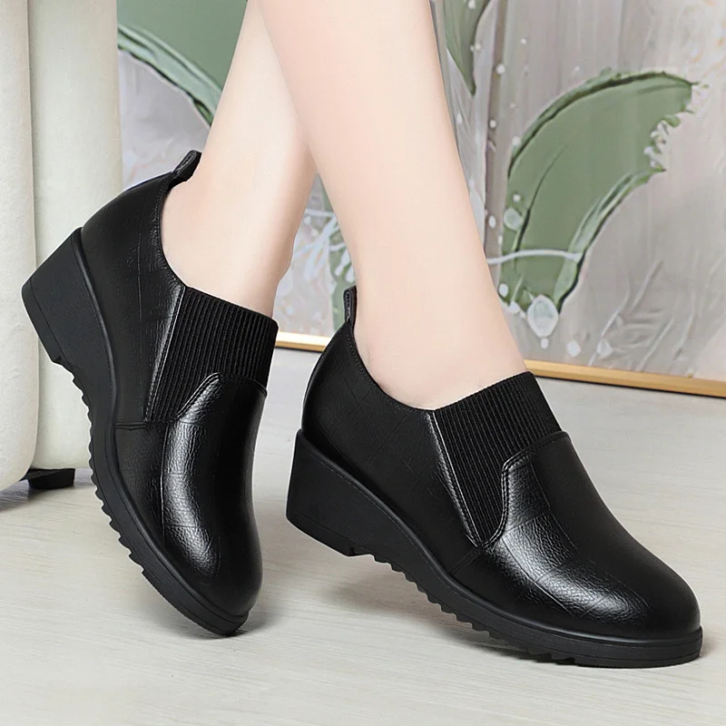 2024 Spring Fashion Comfortable Deep Mouth Soft Leather Loafers Women Platform Wedges Anti-slip Office Mom Work Shoes
2024 Spring Fashion Comfortable Deep Mouth Soft Leather Loafers Women Platform Wedges Anti-slip Office Mom Work Shoes