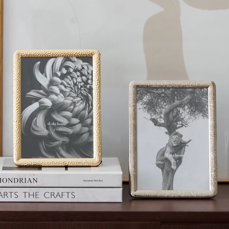 Modern simple home desktop TV cabinet decoration ornaments, metal photo frame photo frame light luxury table
Modern simple home desktop TV cabinet decoration ornaments, metal photo frame photo frame light luxury table