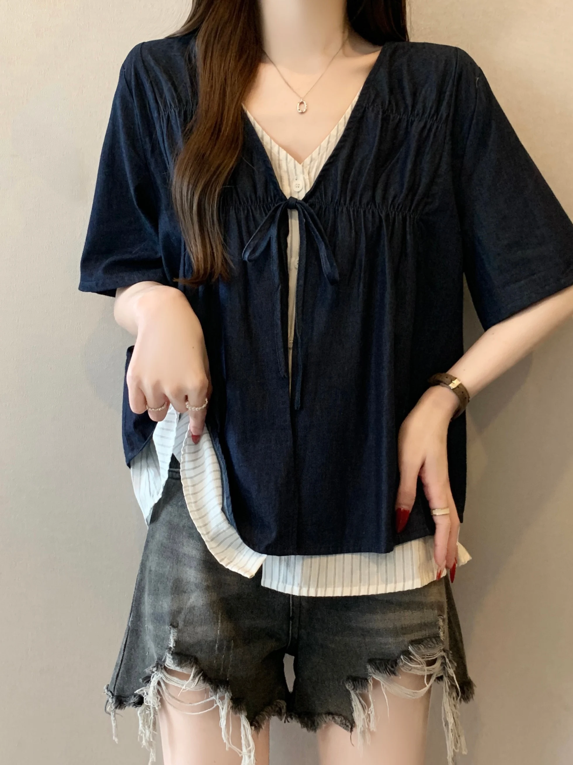 Blue V-neck Short-sleeved Shirt Women's plus Size Doll Top Korean Style Commute Fashion Loose Fit Regular Sleeve Length
Blue V-neck Short-sleeved Shirt Women's plus Size Doll Top Korean Style Commute Fashion Loose Fit Regular Sleeve Length