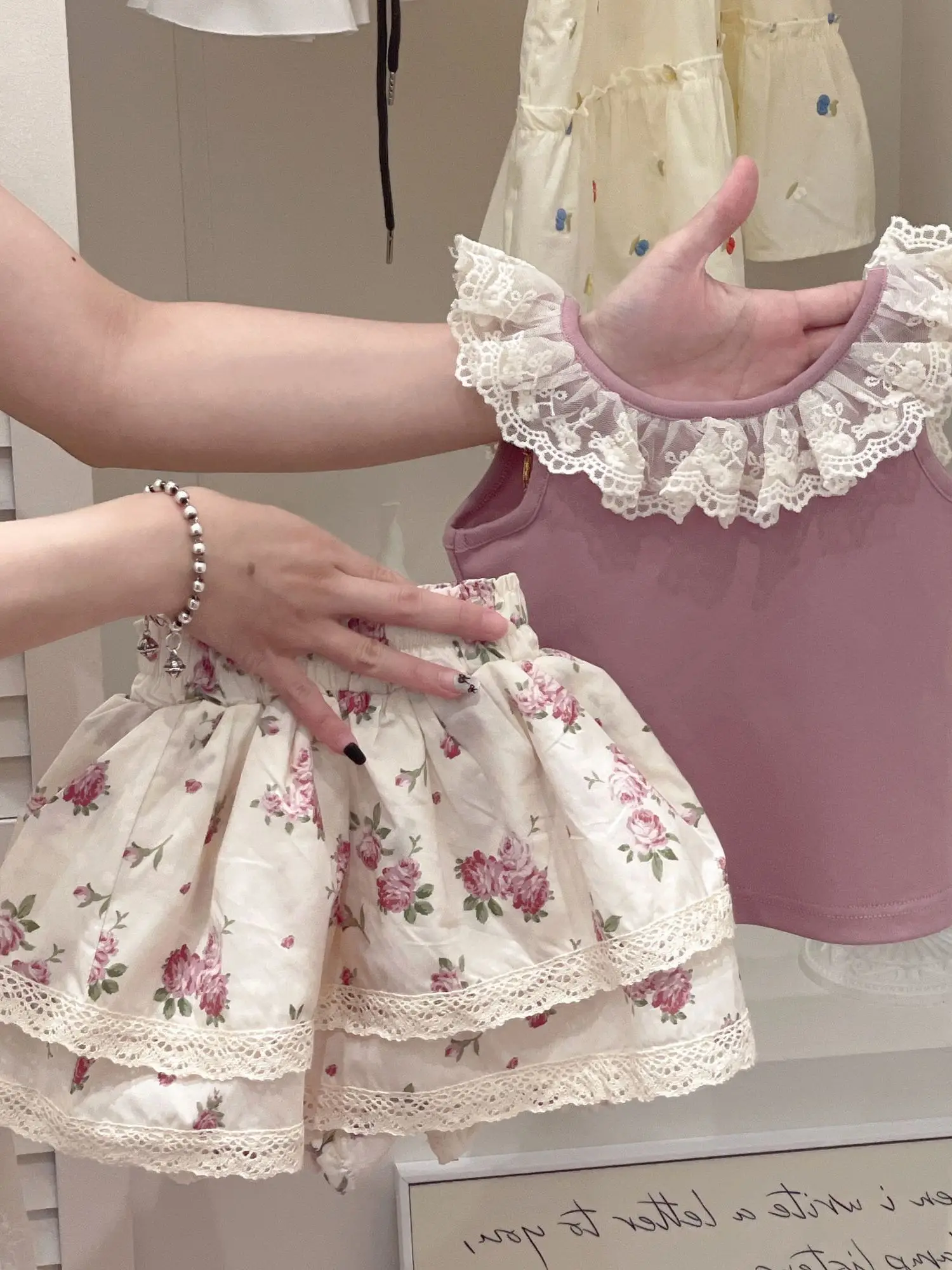Girls Summer Outfit Floral Print Crop Top And High Waist Pants Two Piece Set Sweet Blouse Flud Pants Trendy Ensemble
Girls Summer Outfit Floral Print Crop Top And High Waist Pants Two Piece Set Sweet Blouse Flud Pants Trendy Ensemble