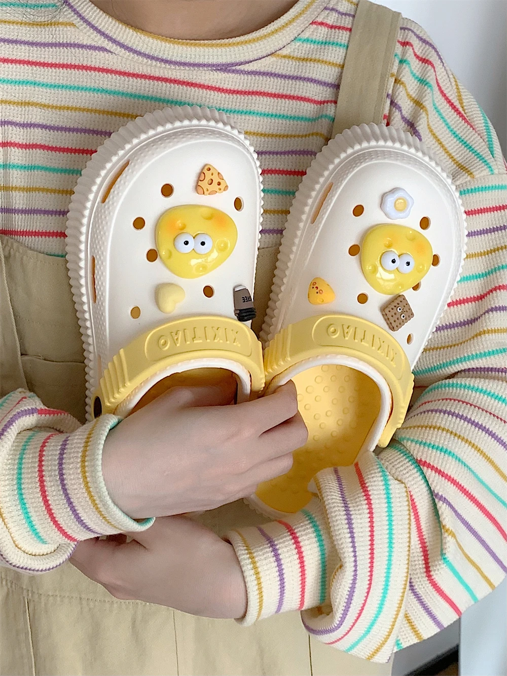 Cute DIY Cheese Hole Shoes Women's Summer Student Feels Thick Bottom Two-Way Wearable Slippers Cartoon Anime Korean Style
Cute DIY Cheese Hole Shoes Women's Summer Student Feels Thick Bottom Two-Way Wearable Slippers Cartoon Anime Korean Style