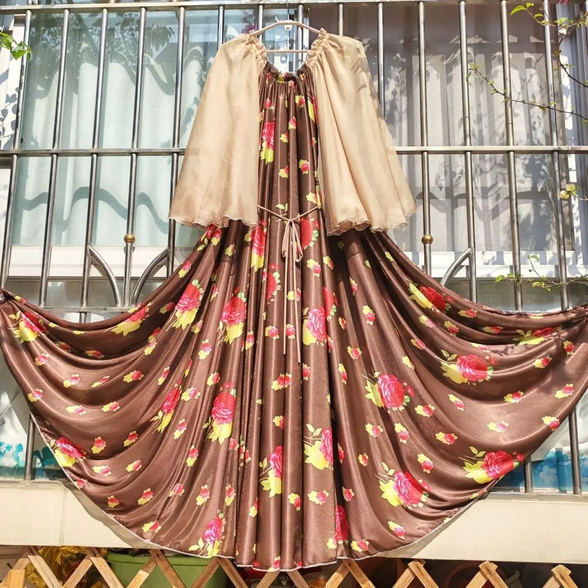 Glossy Floral Print Ruffles Satin Silk Women Loose Maxi Dress Plus Size Mesh Elegant Sleeping Robe
Glossy Floral Print Ruffles Satin Silk Women Loose Maxi Dress Plus Size Mesh Elegant Sleeping Robe