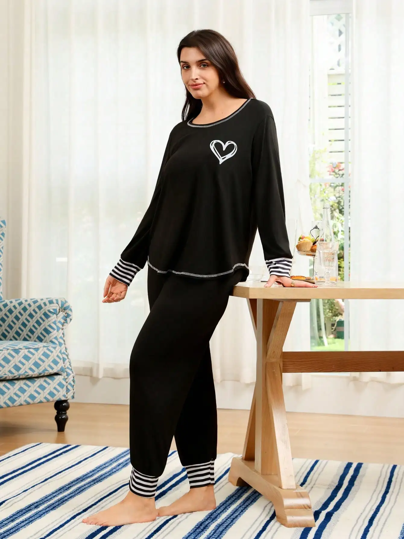 Black Heart Print Loose Fit Pajama Set with Striped Cuffs for Women
Black Heart Print Loose Fit Pajama Set with Striped Cuffs for Women
