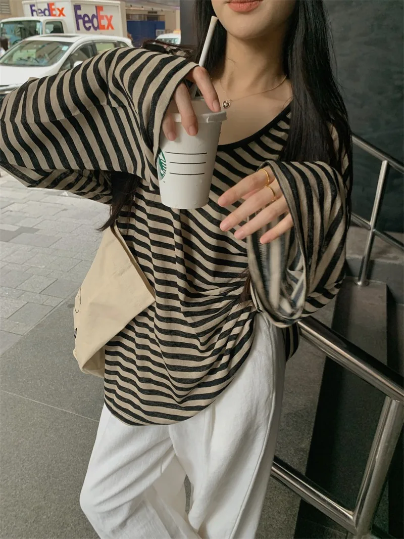 Женская полосатая футболка с V-образным вырезом и расклешенными рукавами в ленивом стиле, свободная и повседневная майка
Женская полосатая футболка с V-образным вырезом и расклешенными рукавами в ленивом стиле, свободная и повседневная майка