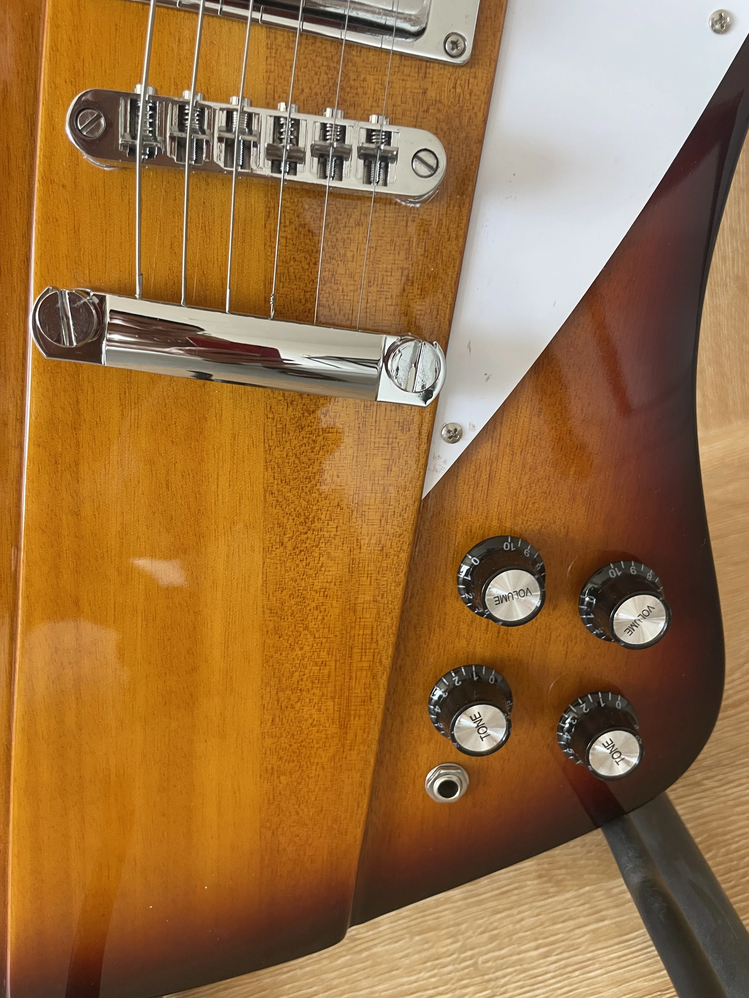 High Quality 6 String Firebird Style Electric Guitar Sunburst Rosewood Fingerboard
High Quality 6 String Firebird Style Electric Guitar Sunburst Rosewood Fingerboard