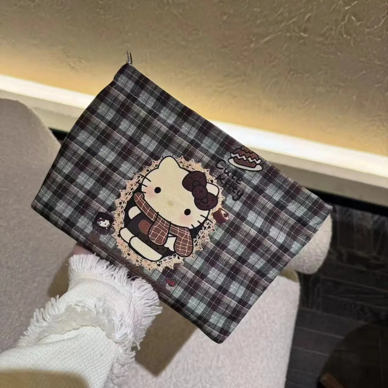 Sanrio Hello Kitty ручная косметичка с узором, серия взрывчатых портативных сумок для хранения большой емкости, пылезащитный кошелек для монет с героями мультфильмов
Sanrio Hello Kitty ручная косметичка с узором, серия взрывчатых портативных сумок для хранения большой емкости, пылезащитный кошелек для монет с героями мультфильмов