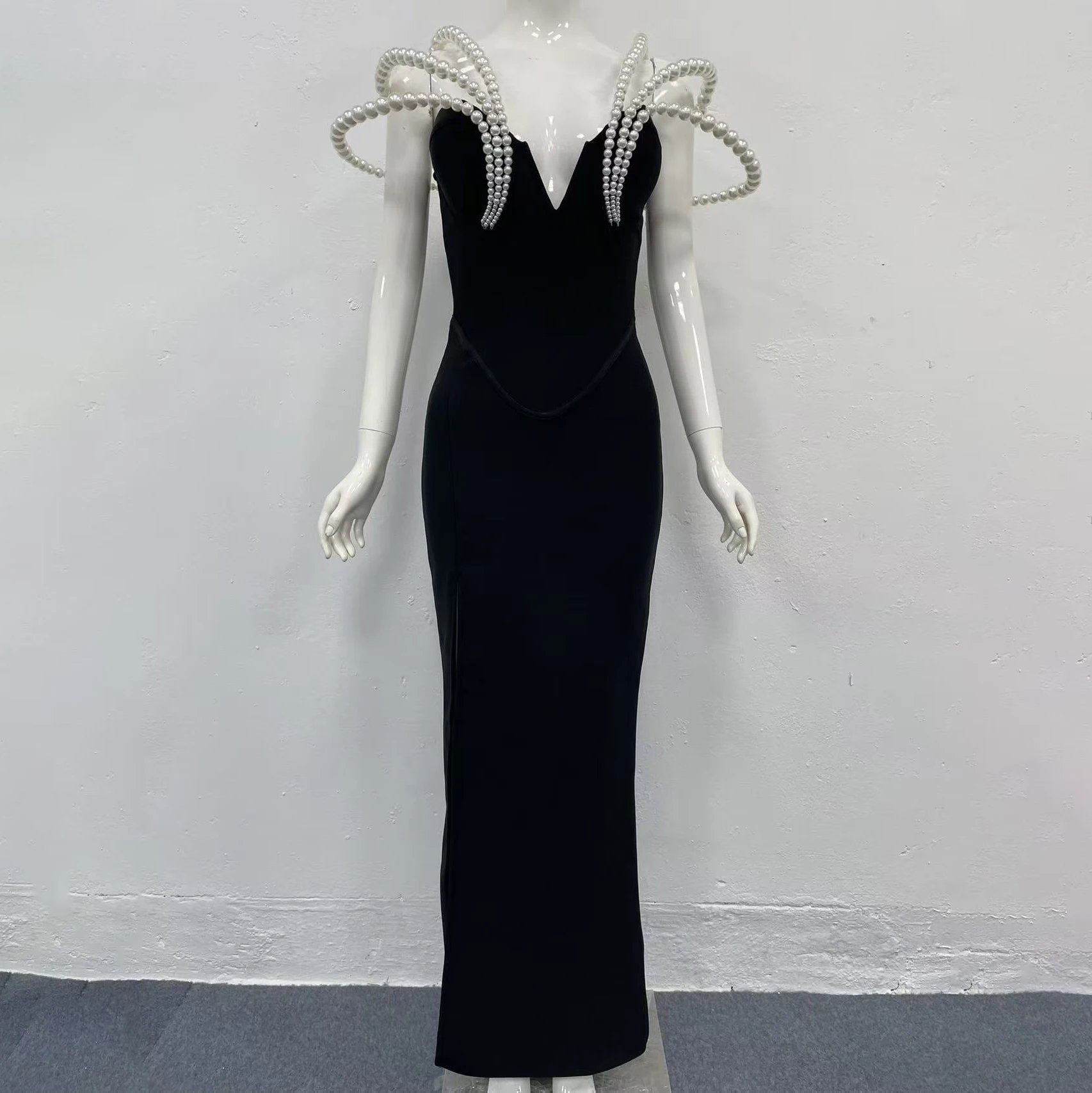 Женское роскошное черное дизайнерское платье макси с V-образным вырезом, украшенное жемчугом, облегающее, для вечеринок, дней рождения, выступлений, костюм для певицы
Женское роскошное черное дизайнерское платье макси с V-образным вырезом, украшенное жемчугом, облегающее, для вечеринок, дней рождения, выступлений, костюм для певицы