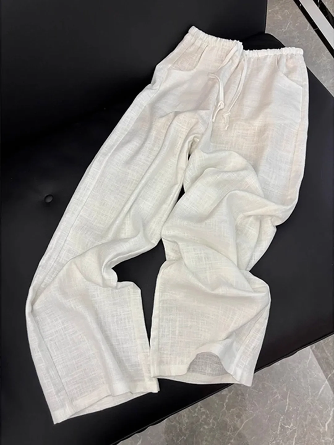 Белые льняные брюки из ледяного шелка для мужчин: летние, повседневные, свободные, прямые, широкие штанины, комфортные, дышащие, в корейском стиле, для работы и отдыха
Белые льняные брюки из ледяного шелка для мужчин: летние, повседневные, свободные, прямые, широкие штанины, комфортные, дышащие, в корейском стиле, для работы и отдыха