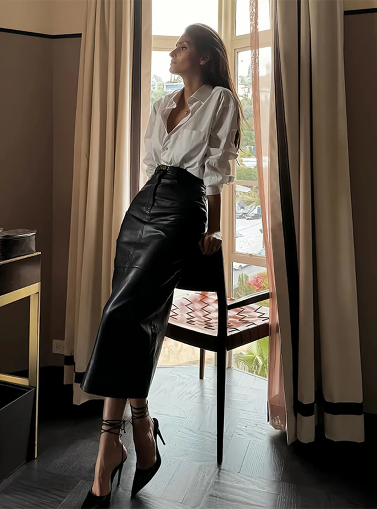 Spring Seasonal Korean Sle White irt And Leather Skirt Two-Piece Set High Waist Midi Skirt Long Sve Turn-down Collar
Spring Seasonal Korean Sle White irt And Leather Skirt Two-Piece Set High Waist Midi Skirt Long Sve Turn-down Collar