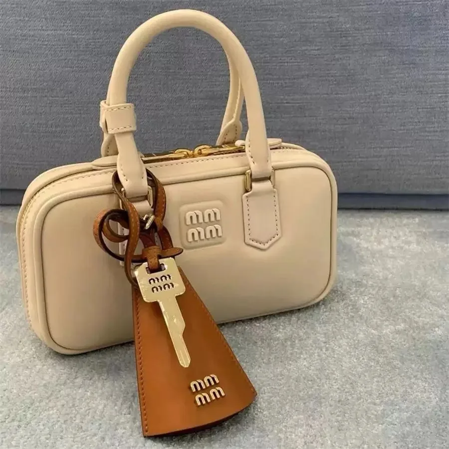 Ins New Genuine Leather Key Pendant Handbag Companion Pendant Ladies' Leather Keychain Gift Keychain Accessory
Ins New Genuine Leather Key Pendant Handbag Companion Pendant Ladies' Leather Keychain Gift Keychain Accessory