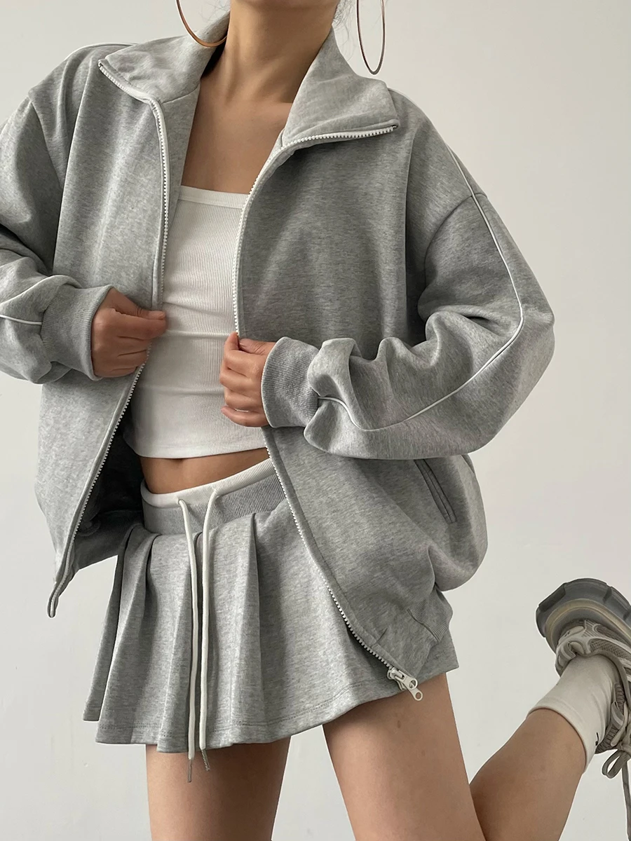 Комплект AcupStudio Jiangyou: худи на молнии в американском ретро-стиле с цветными вставками и юбка, свободный крой, две части, длинный рукав, воротник-стойка
Комплект AcupStudio Jiangyou: худи на молнии в американском ретро-стиле с цветными вставками и юбка, свободный крой, две части, длинный рукав, воротник-стойка