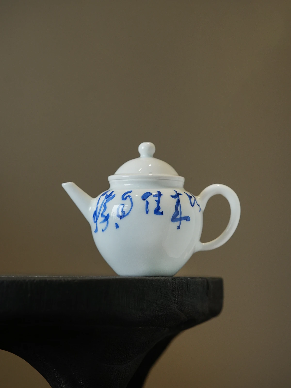Zhenan Tang Blue And White Handwritten Poem Small Teapot Non-Scalding Sweet White Thin Porcelain Tea Brewing Set
Zhenan Tang Blue And White Handwritten Poem Small Teapot Non-Scalding Sweet White Thin Porcelain Tea Brewing Set