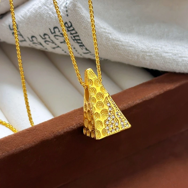 K18 Gold Color Exaggerated Triangular Column Pendant Necklace for Women Bride Wedding Engagement Jewelry Chain Gifts
K18 Gold Color Exaggerated Triangular Column Pendant Necklace for Women Bride Wedding Engagement Jewelry Chain Gifts