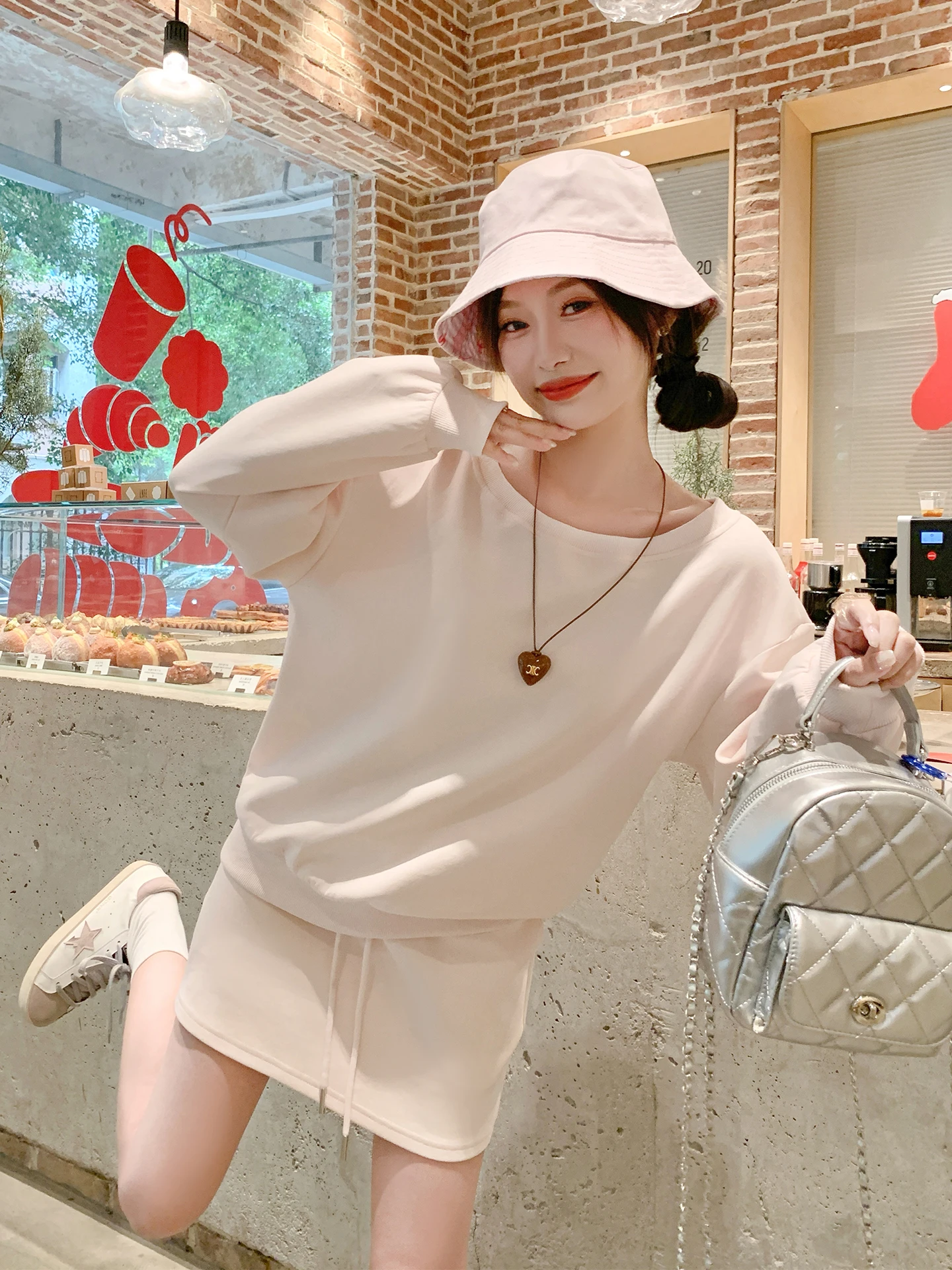 Женский свободный свитшот Zeng Xiao с открытыми плечами, с длинными рукавами, весенне-осенний комплект, повседневный стиль
Женский свободный свитшот Zeng Xiao с открытыми плечами, с длинными рукавами, весенне-осенний комплект, повседневный стиль