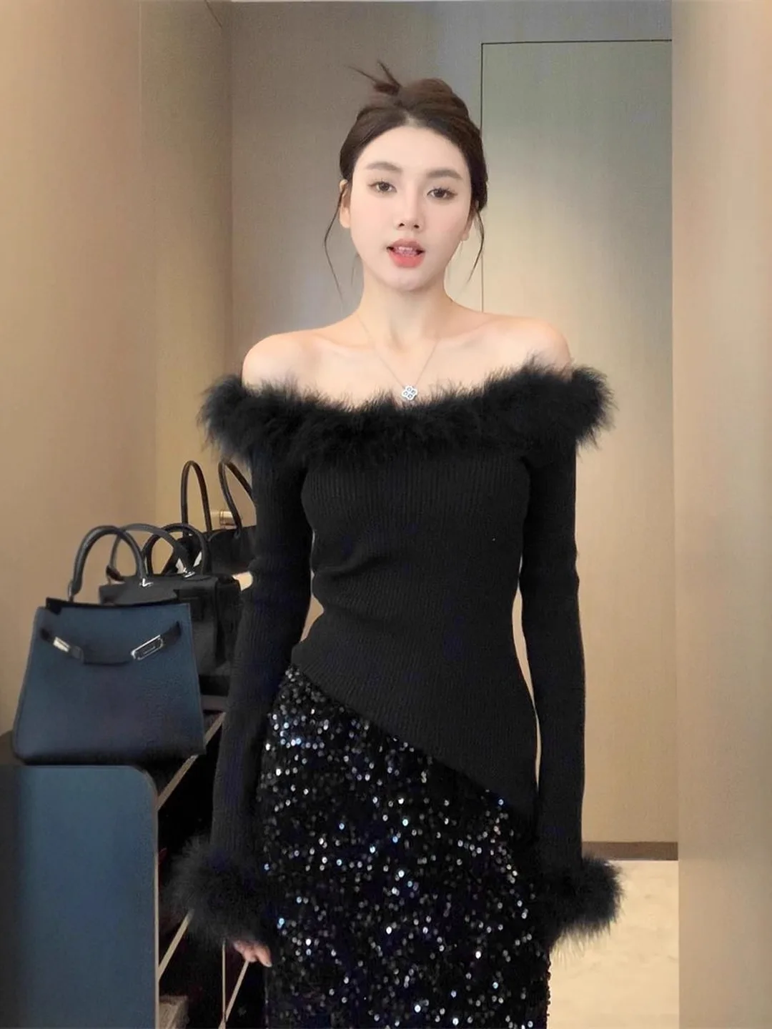 Женский потертый трикотаж с черными плечами, осенне-зимний облегающий свитер с открытыми плечами, корейский топ для поездок на работу
Женский потертый трикотаж с черными плечами, осенне-зимний облегающий свитер с открытыми плечами, корейский топ для поездок на работу