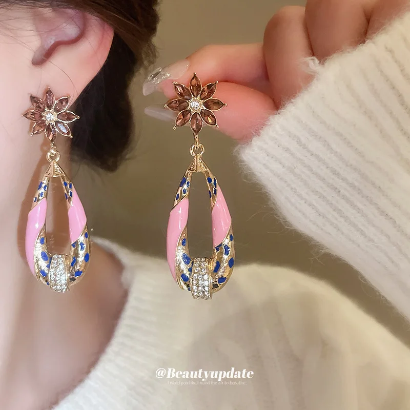 Silver Needles, Ancient Oil-inlaid Diamond Flower Earringswomen's Niche Versatile Earrings Fashionable Design Earrings Luxury
Silver Needles, Ancient Oil-inlaid Diamond Flower Earringswomen's Niche Versatile Earrings Fashionable Design Earrings Luxury