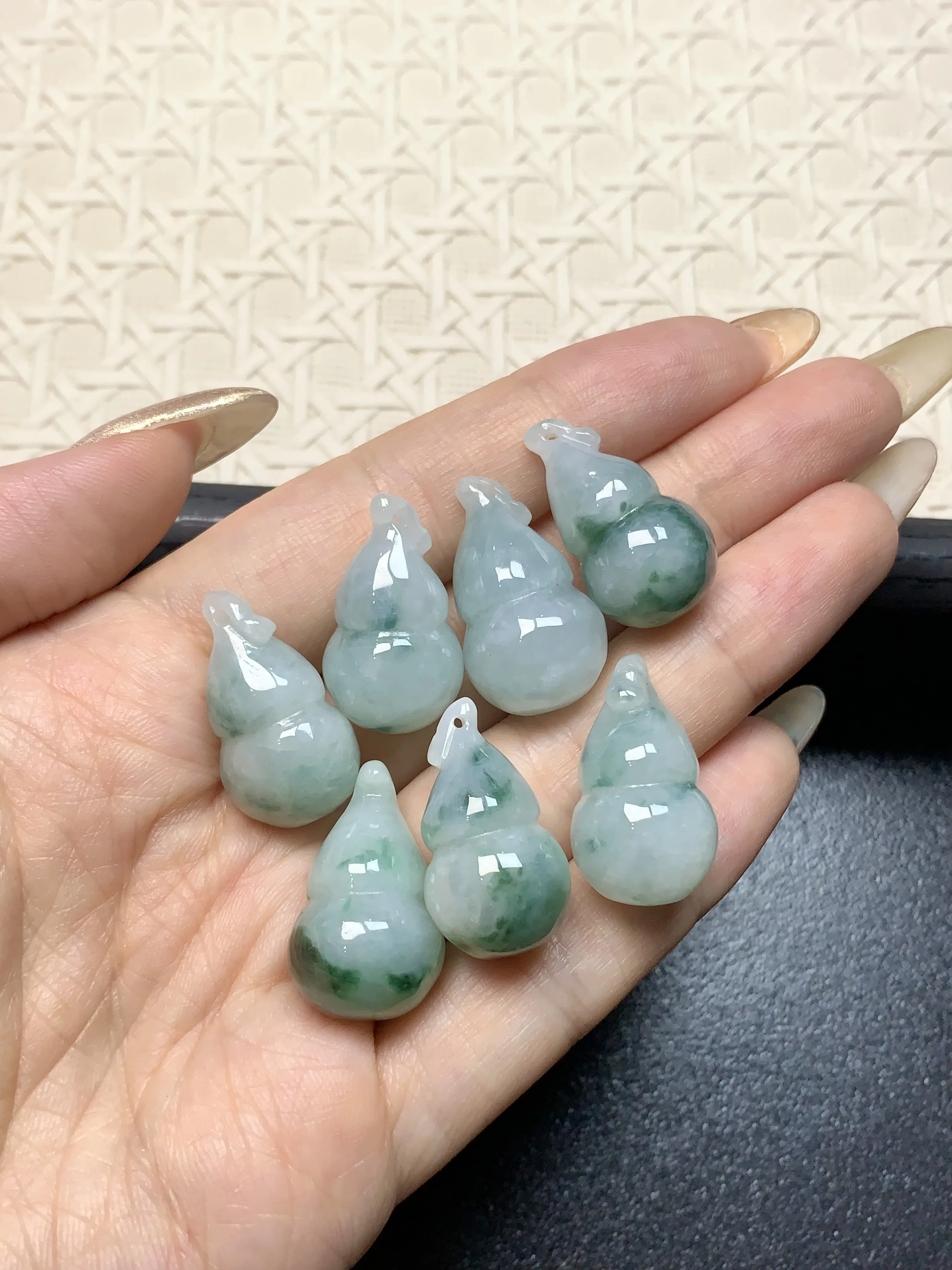 Natural A-Jadeite Small Gourd Pendant, Plump and Lustrous, Symbolizing Good Fortune And Prosperity
Natural A-Jadeite Small Gourd Pendant, Plump and Lustrous, Symbolizing Good Fortune And Prosperity