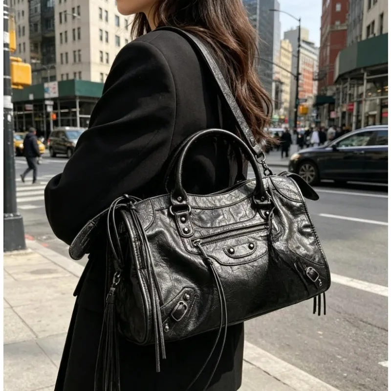 Rivet Motorcycle Bag High-end Large Capacity Shoulder Bag Textured Leather Crossbody Bag Fashionable Casual Women's Handbag
Rivet Motorcycle Bag High-end Large Capacity Shoulder Bag Textured Leather Crossbody Bag Fashionable Casual Women's Handbag