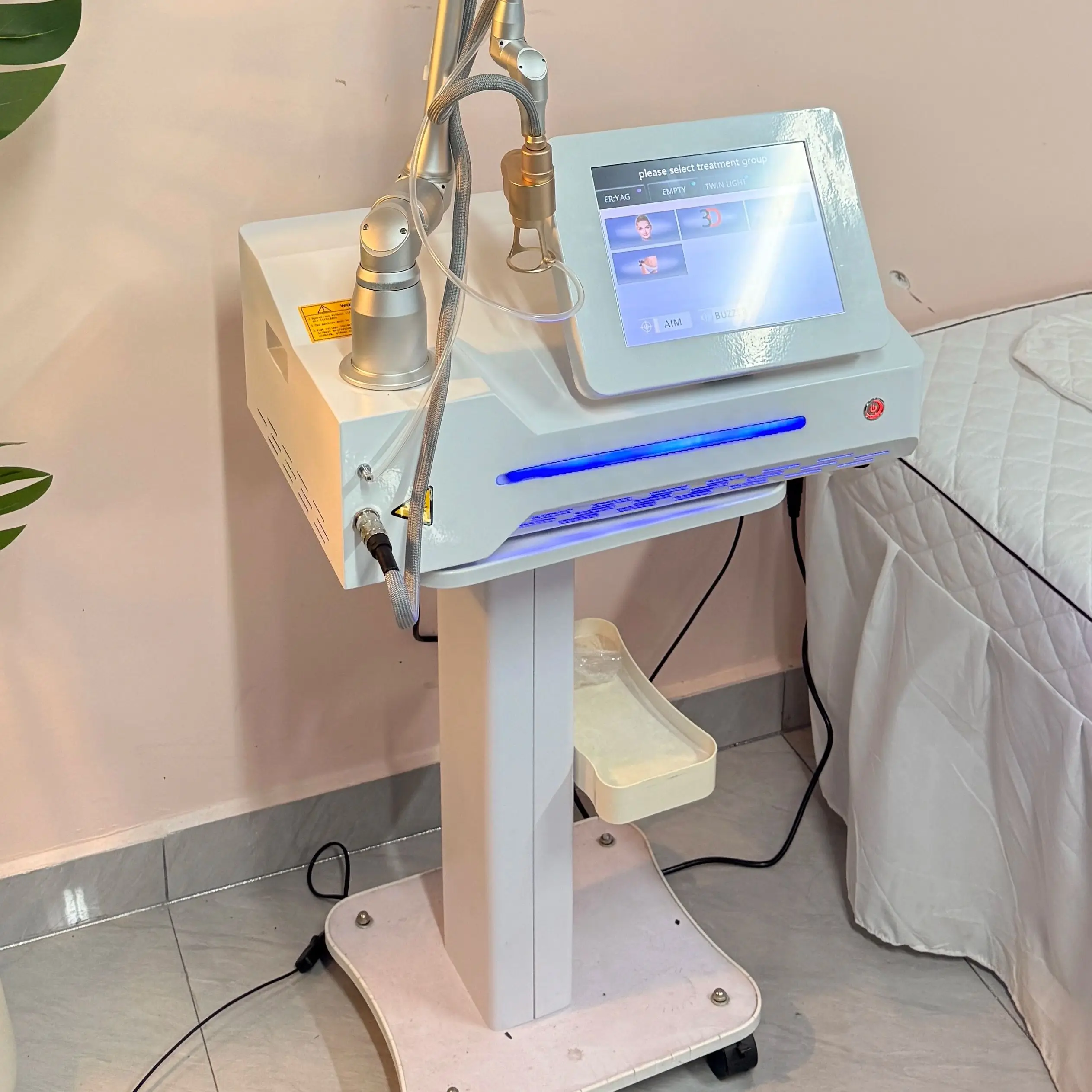 10600nm Facial CO2-Laser Maschine für die Haut Carbon Peel Professionelle Fraktionierte CO2-Lasermaschine Tragbare
10600nm Facial CO2-Laser Maschine für die Haut Carbon Peel Professionelle Fraktionierte CO2-Lasermaschine Tragbare