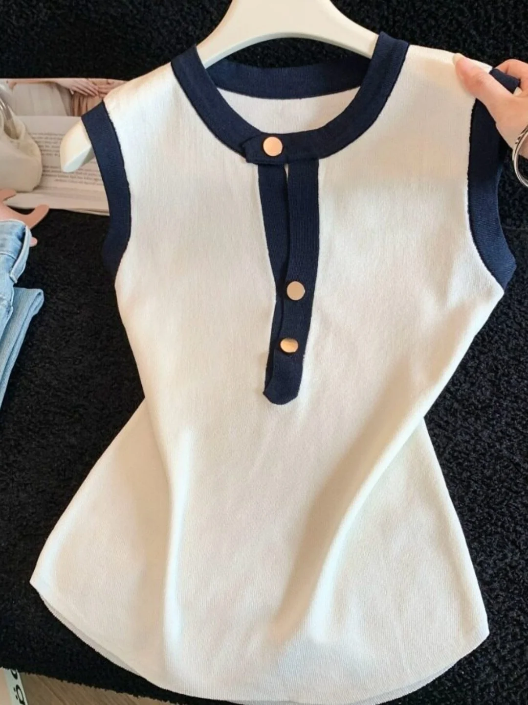 High-End Korean Style Women's Knitted Vest Sleeveless Thin Outerwear Slimming Top Soft Nylon Summer Fashion Casual Loose Fit
High-End Korean Style Women's Knitted Vest Sleeveless Thin Outerwear Slimming Top Soft Nylon Summer Fashion Casual Loose Fit