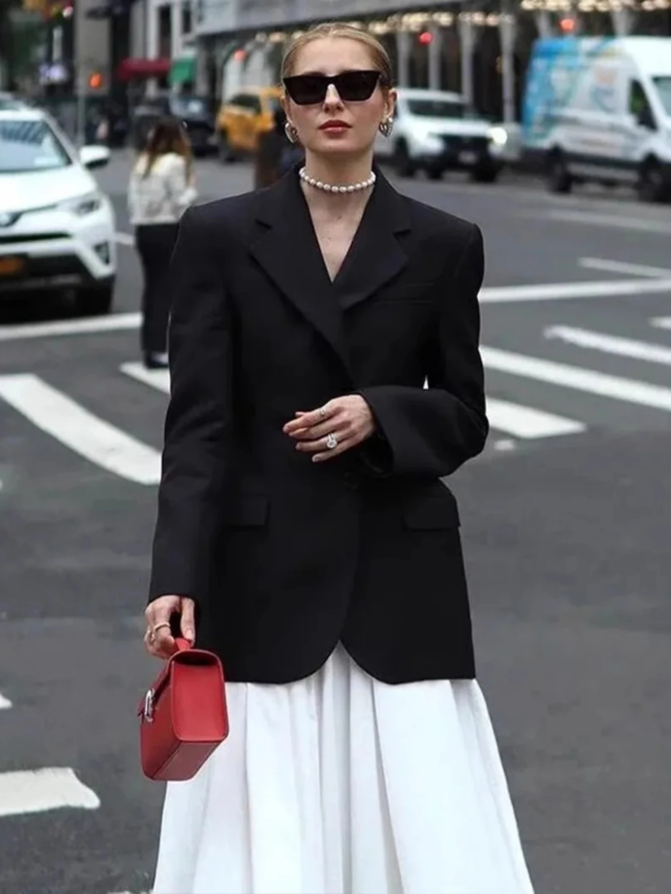 Весенний женский модный блейзер с отложным воротником, длинными рукавами и однобортной застежкой
Весенний женский модный блейзер с отложным воротником, длинными рукавами и однобортной застежкой