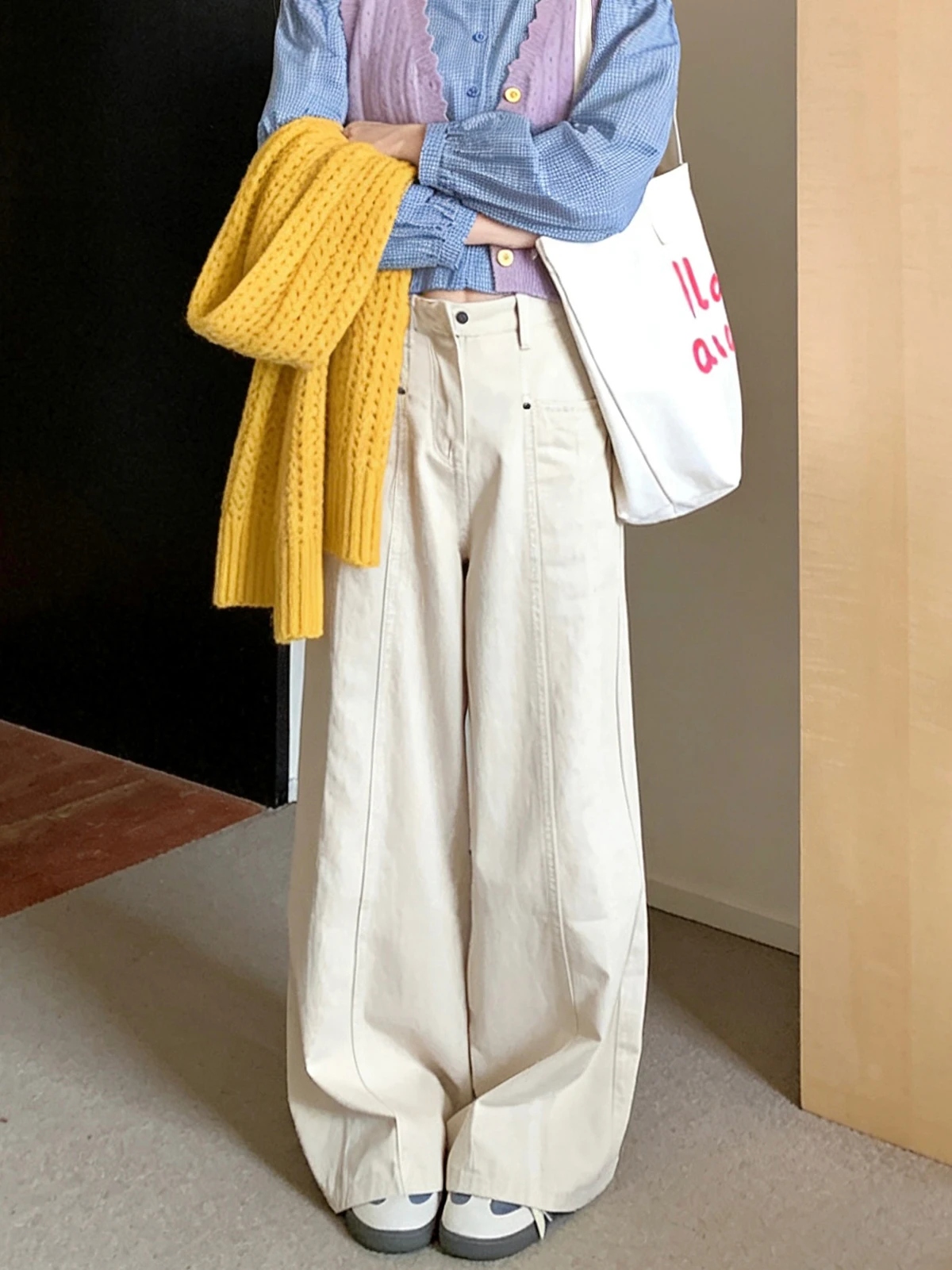 Iuui·le 2026 Spring New Wide Leg Casual Jeans Women's Loose Long Pants Retro Plain Line Decorative Natural Waist Button Closure
Iuui·le 2026 Spring New Wide Leg Casual Jeans Women's Loose Long Pants Retro Plain Line Decorative Natural Waist Button Closure