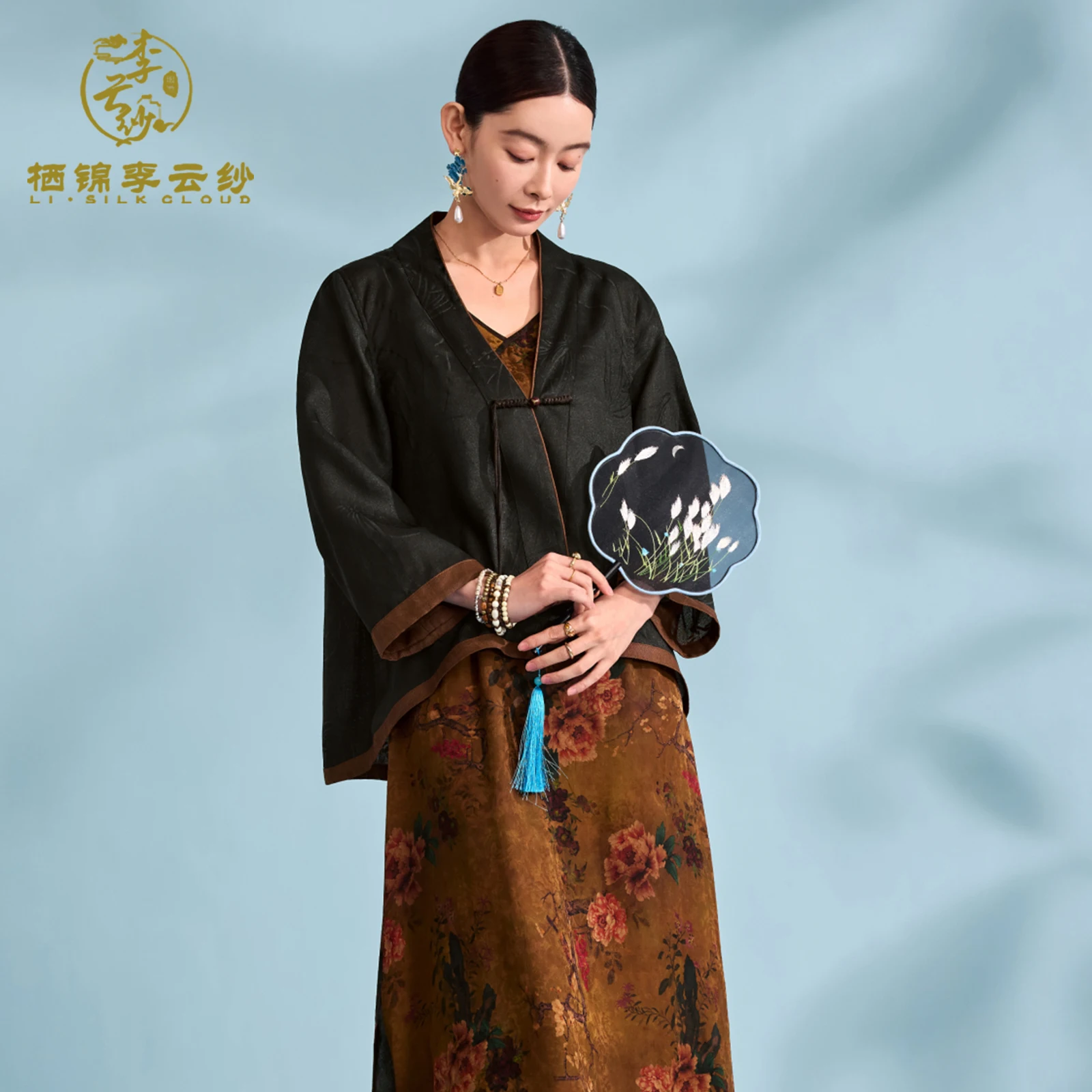 2025 New xiangyunsha Chinese Style Outerwear - Guangdong Black Pearl Gambiered Guangdong Gauze Classic Oriental Patterns
2025 New xiangyunsha Chinese Style Outerwear - Guangdong Black Pearl Gambiered Guangdong Gauze Classic Oriental Patterns