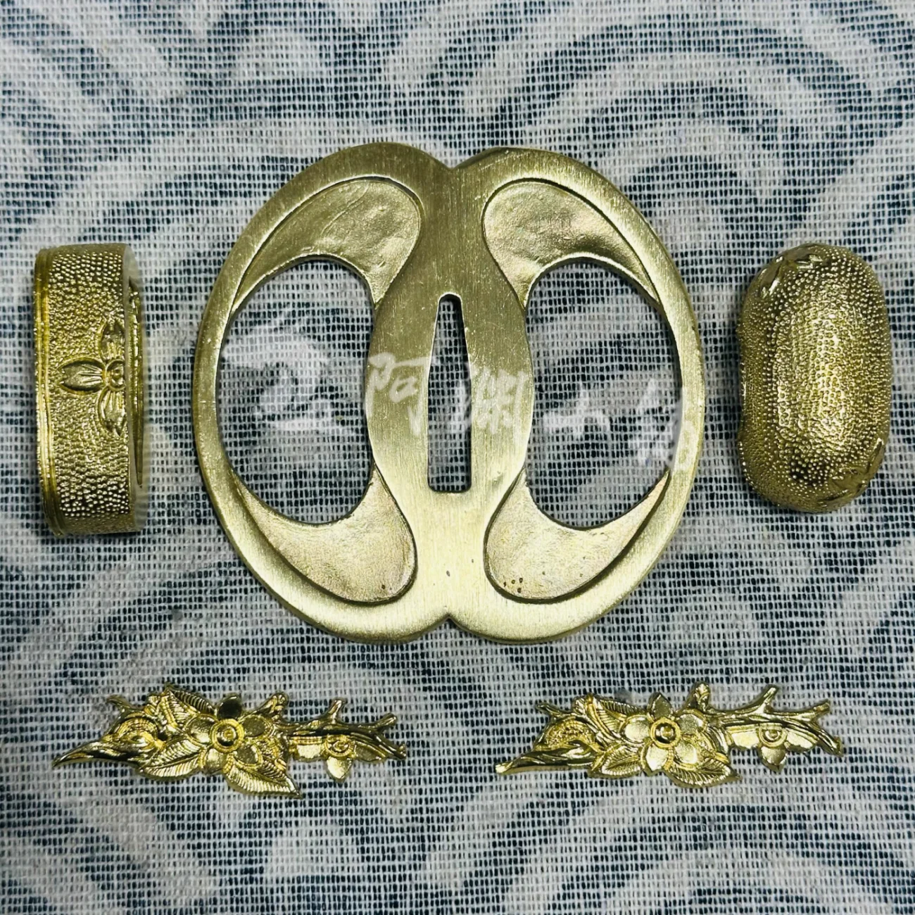 Высокое качество, яркая латунь, медь, меч Катана, Tsuka, обратный набор лезвий Musashi, 4: Tsuba Fuchi Kashira Menuki
Высокое качество, яркая латунь, медь, меч Катана, Tsuka, обратный набор лезвий Musashi, 4: Tsuba Fuchi Kashira Menuki